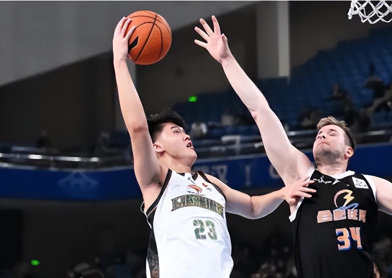 开云体育App-辽宁男篮，昨晚比赛用了一名新人，表现不错，但很快又被换了下去