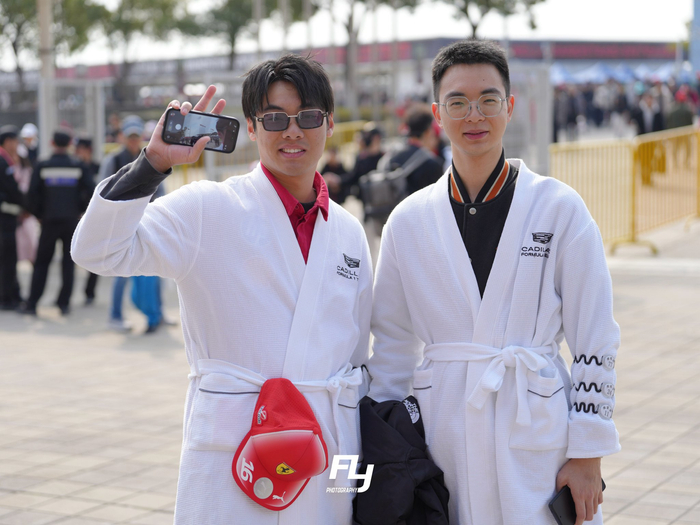 开云体育官网-商贸区现浴袍车迷持手牌为F1中国大奖赛助威_新浪新闻