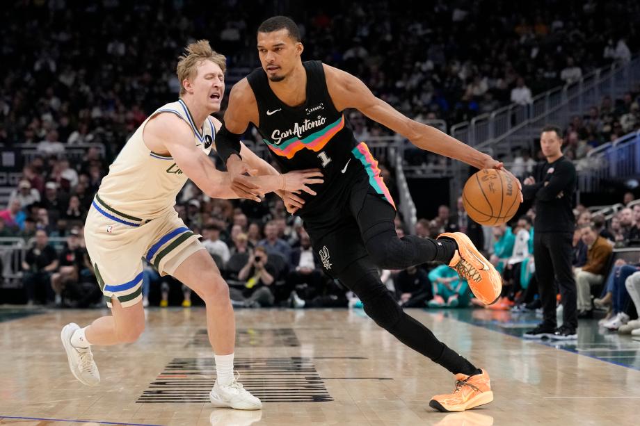 开云体育官网-文班亚马23+15 马刺七人上双客场32分大胜雄鹿